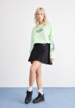 Nike Logo Sportswear Long-Sleeve T-Shirt - Image 5
