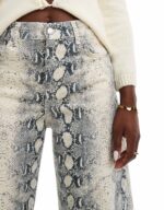 Bershka Petite Ballon jeans in snakeskin print - Image 3