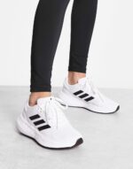 Running Runfalcon 3.0 trainers in white