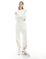 Training tracksuit in off white