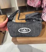 Logo shoulder bag in grey - Image 4