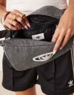 Logo shoulder bag in grey - Image 5